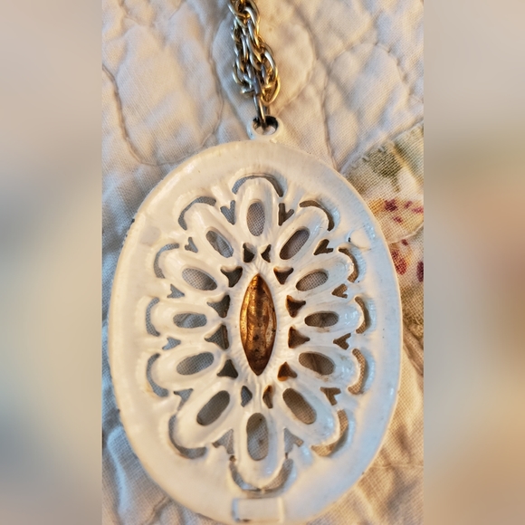 Vintage white pendant on a goldtone chain, retro boho oval charm - Picture 3 of 8
